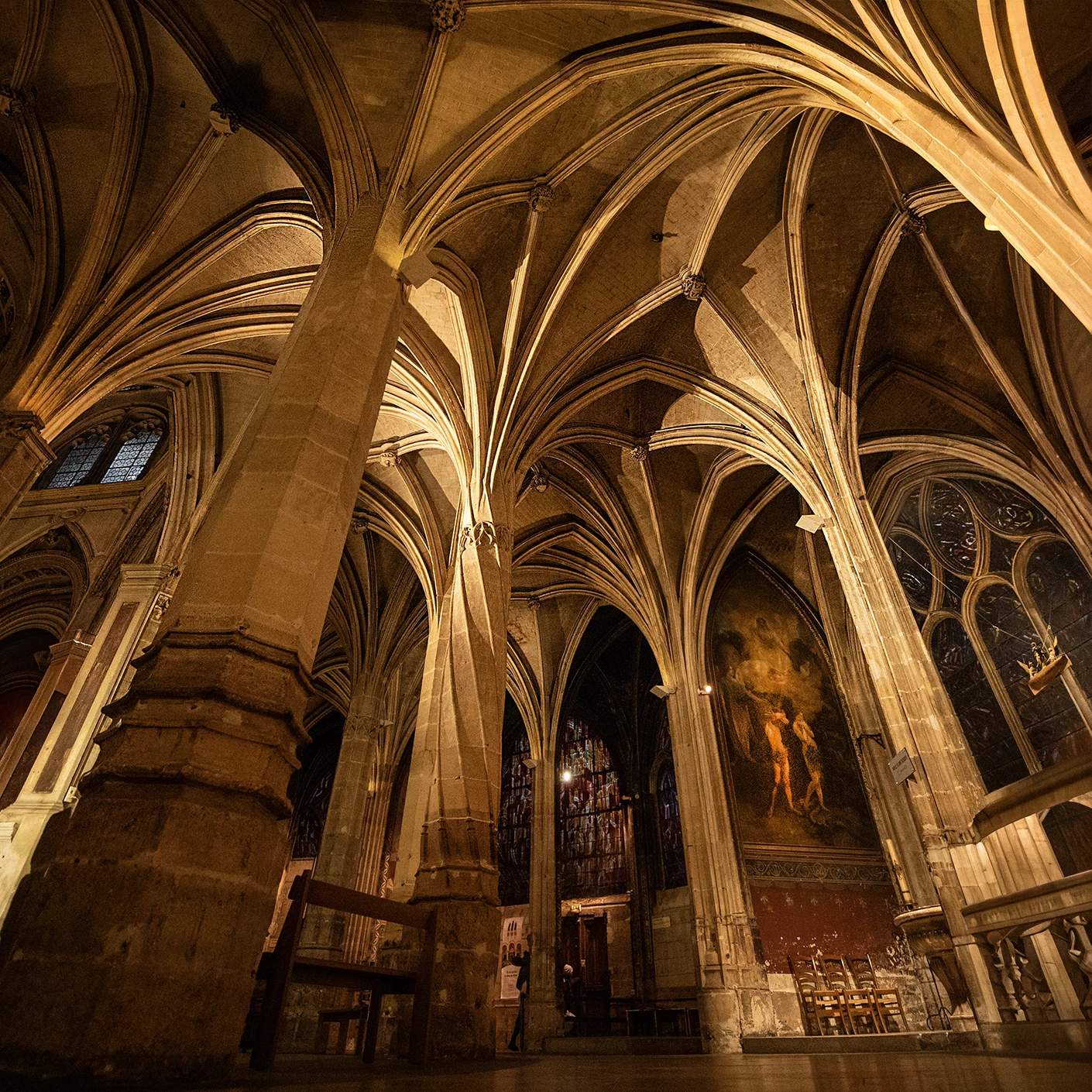 gotyckie sklepienie kościoła w Paryżu – architektura i sztuka średniowieczna