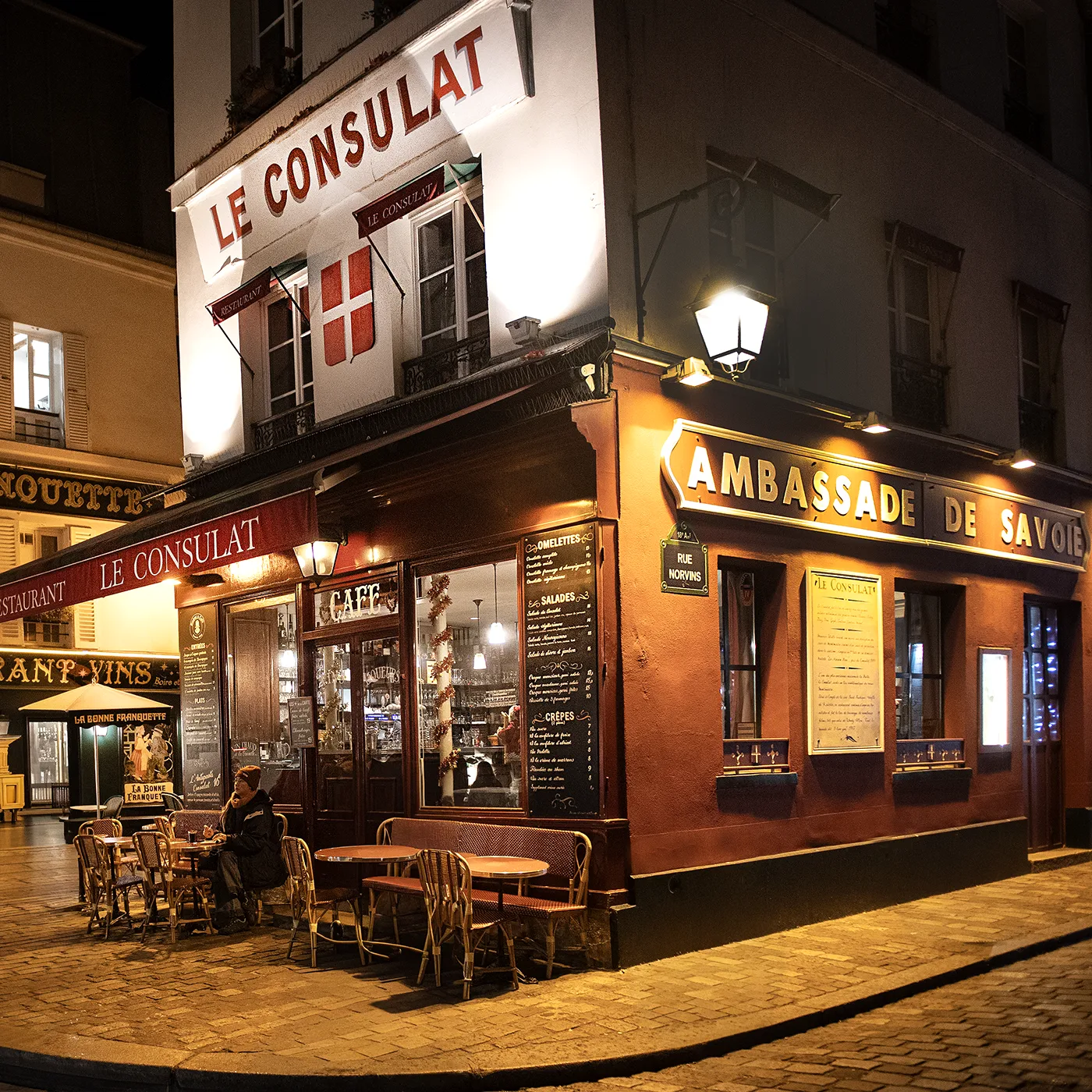 Montmartre nocą – restauracja Le Consulat