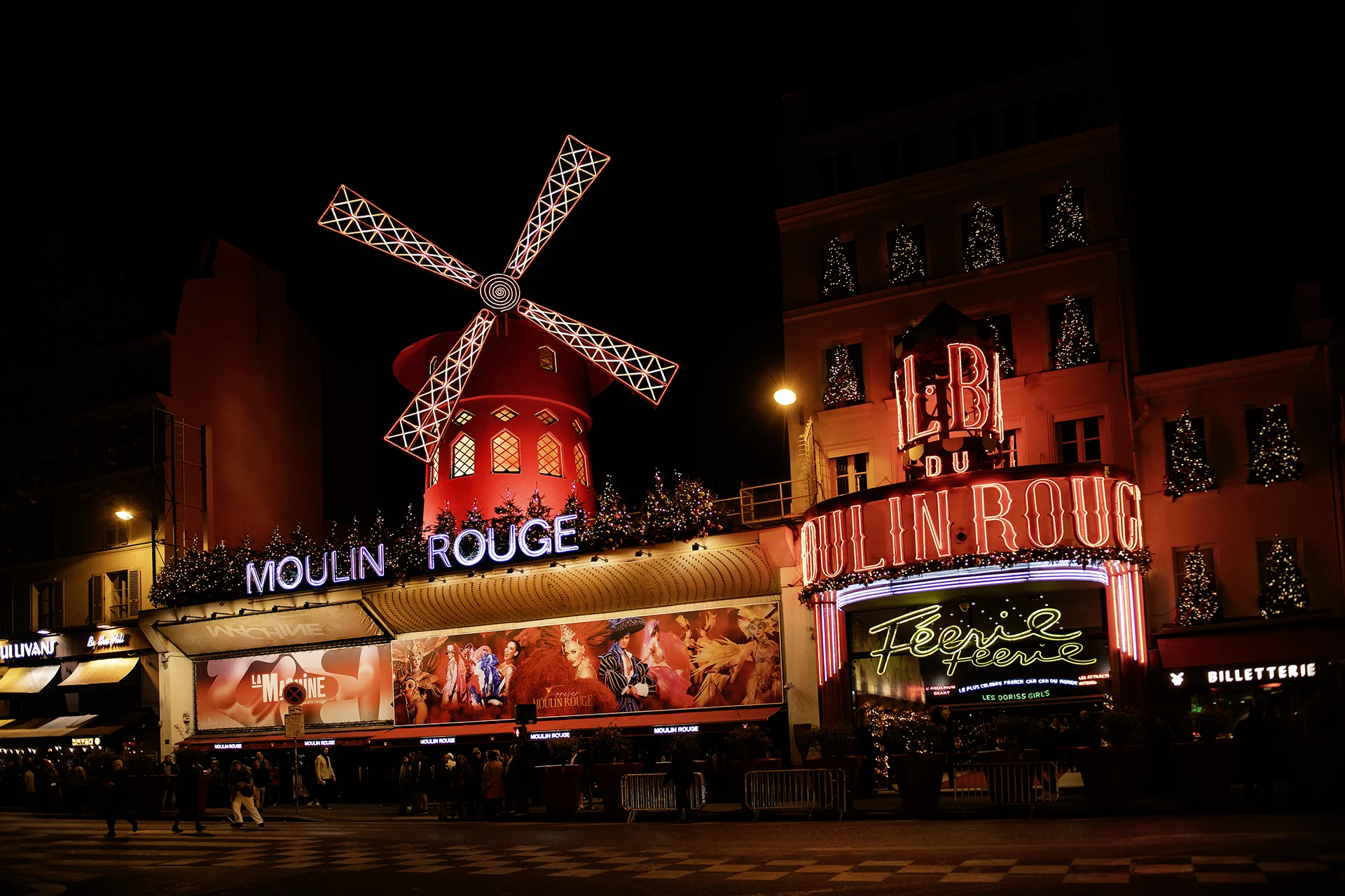 Moulin Rouge – legendarny kabaret na Montmartre w Paryżu Moulin Rouge na Montmartre w Paryżu nocą – słynny kabaret i symbol nocnego życia miasta