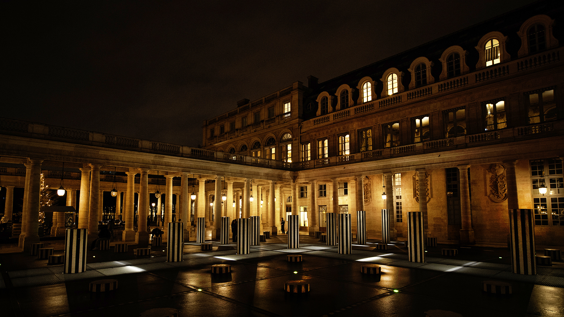 Palais Royal Paryż – prestiżowe miejsce eventów i incentive Kolumnada Palais Royal w Paryżu z instalacją Daniela Burena – elegancka przestrzeń na wydarzenia firmowe i programy incentive