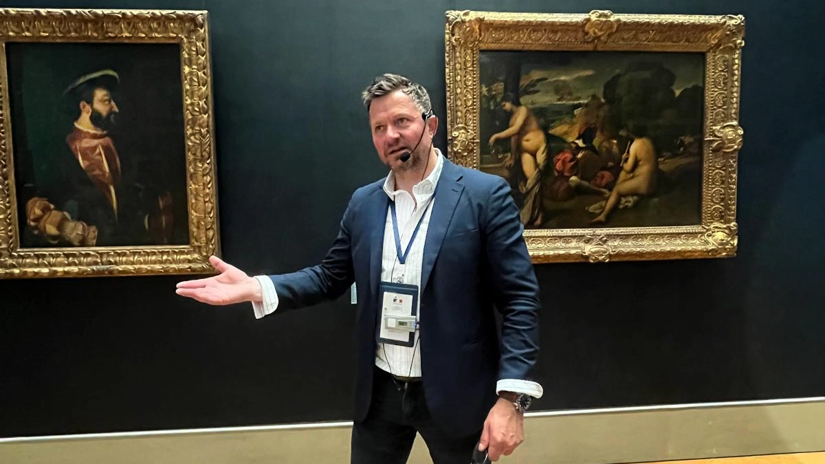 Przewodnik po Paryżu w Luwrze Przewodnik po Paryżu oprowadzający w Luwrze