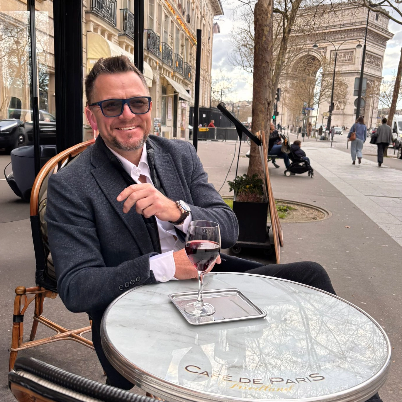 Tomasz Jungowski – licencjonowany przewodnik po Paryżu Carnet de Paris przy Łuku Triumfalnym