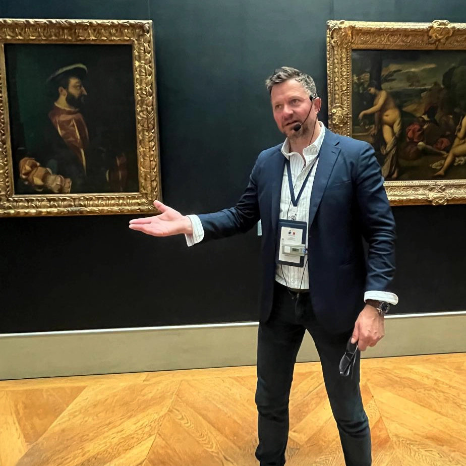 Przewodnik po Paryżu oprowadzający w Luwrze